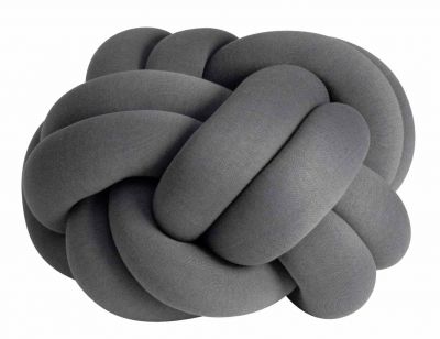 Graues Knot XL Sitzkissen von Design House Stockholm, ein dekoratives und bequemes Bodenkissen.